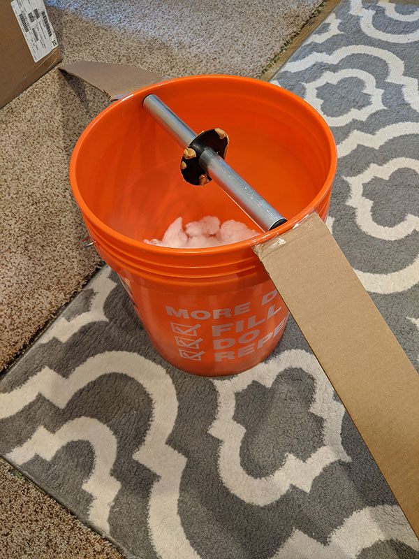 Rolling mouse trap with a bucket